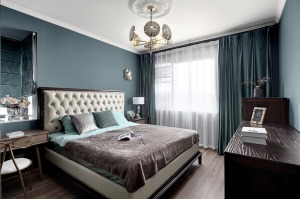 主卧延续客厅的风格设计，深蓝色的空间与胡桃木的搭配，内敛而深邃，床头左侧的梳妆台，打造每一天美丽的自