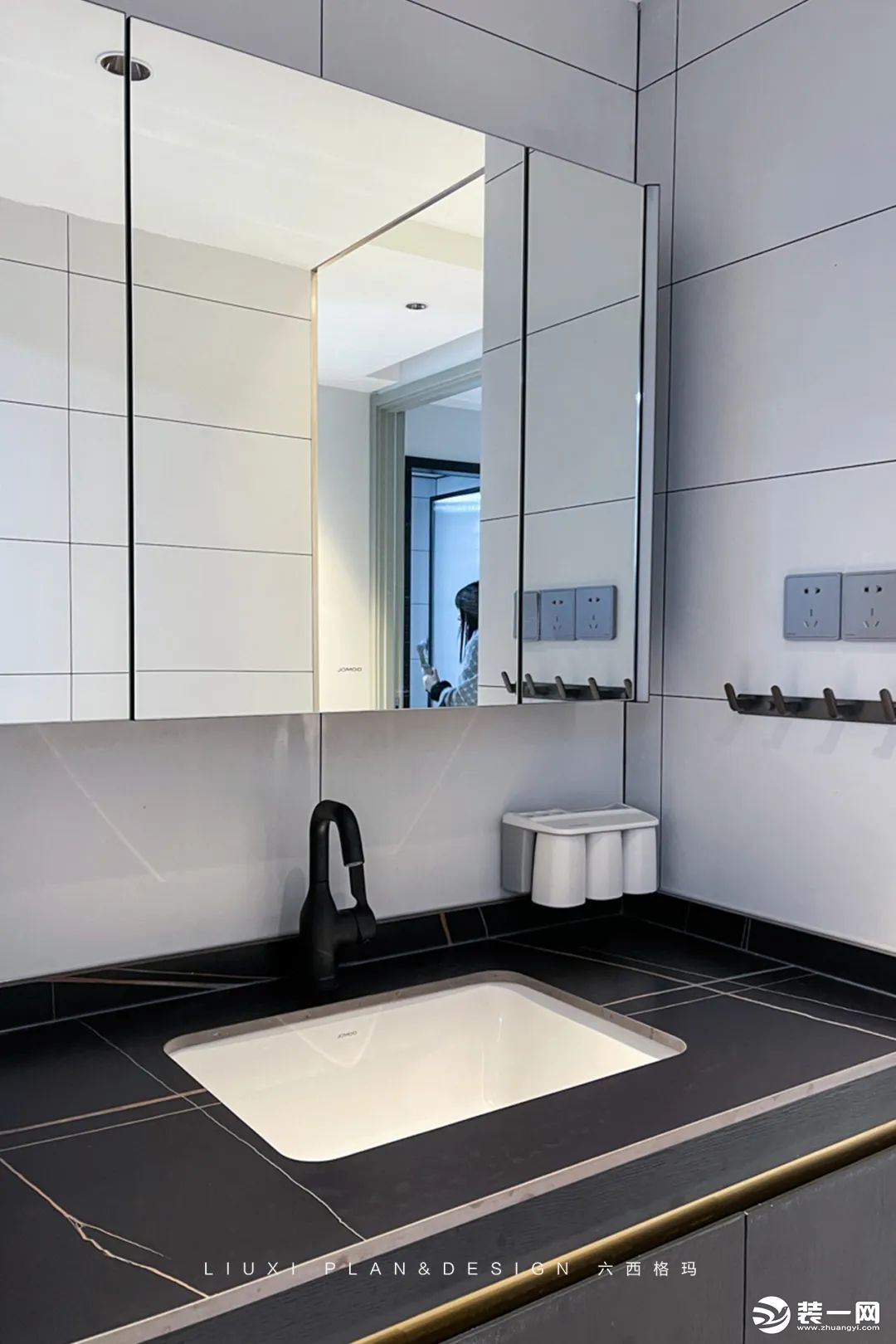 卫生间选择了悬空式的浴室柜，可以有效隔离地面潮气；台面为大理石材质，方便日常清理，让台面时刻保持干净