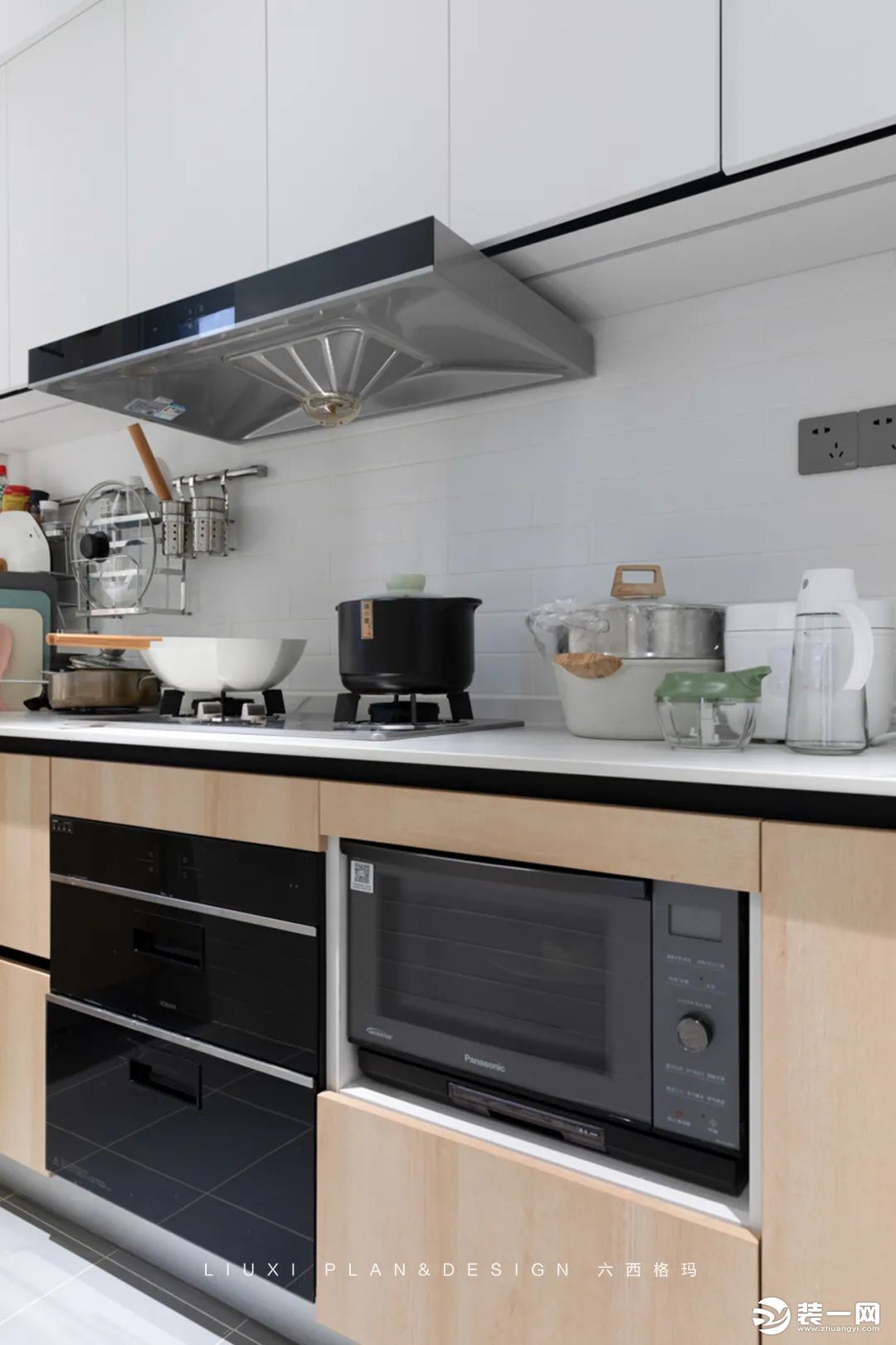厨房上白下木的分色设计，整体看上去更加小清新，空间显大。