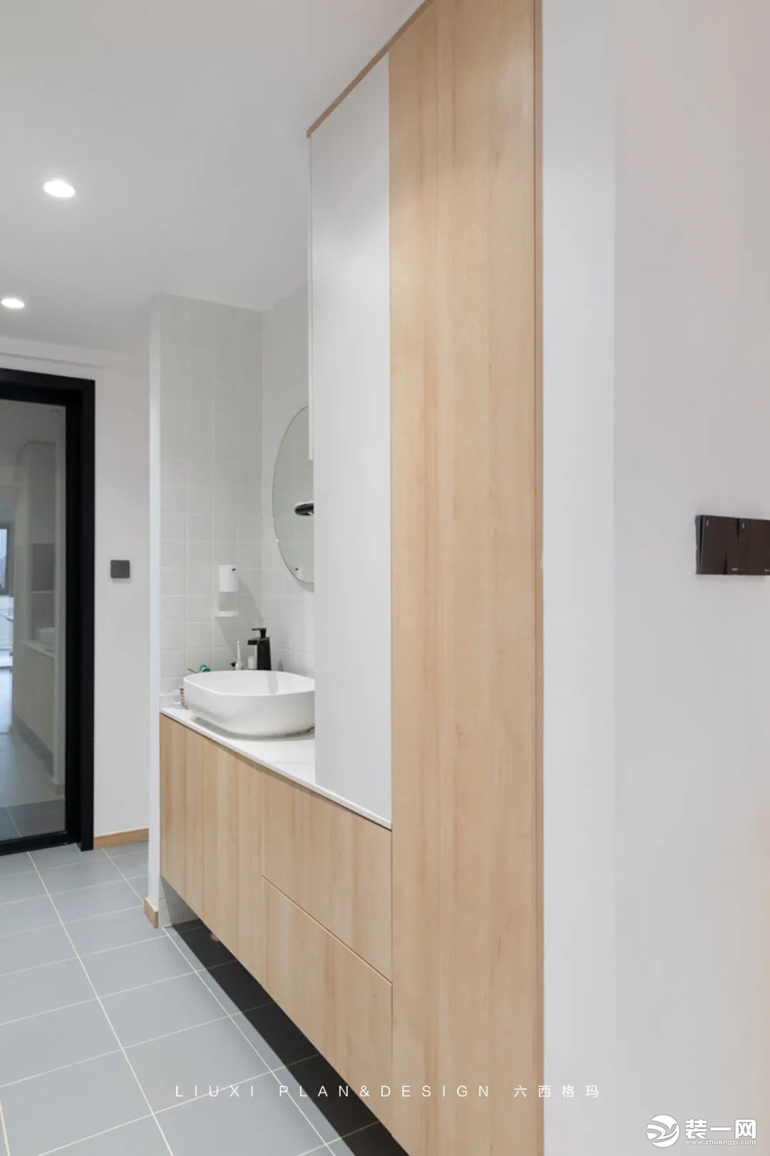 原始户型图中的卫生间空间较小，满足不了业主干湿分区和独立淋浴需求，设计师利用一部分房间区域，打造出三