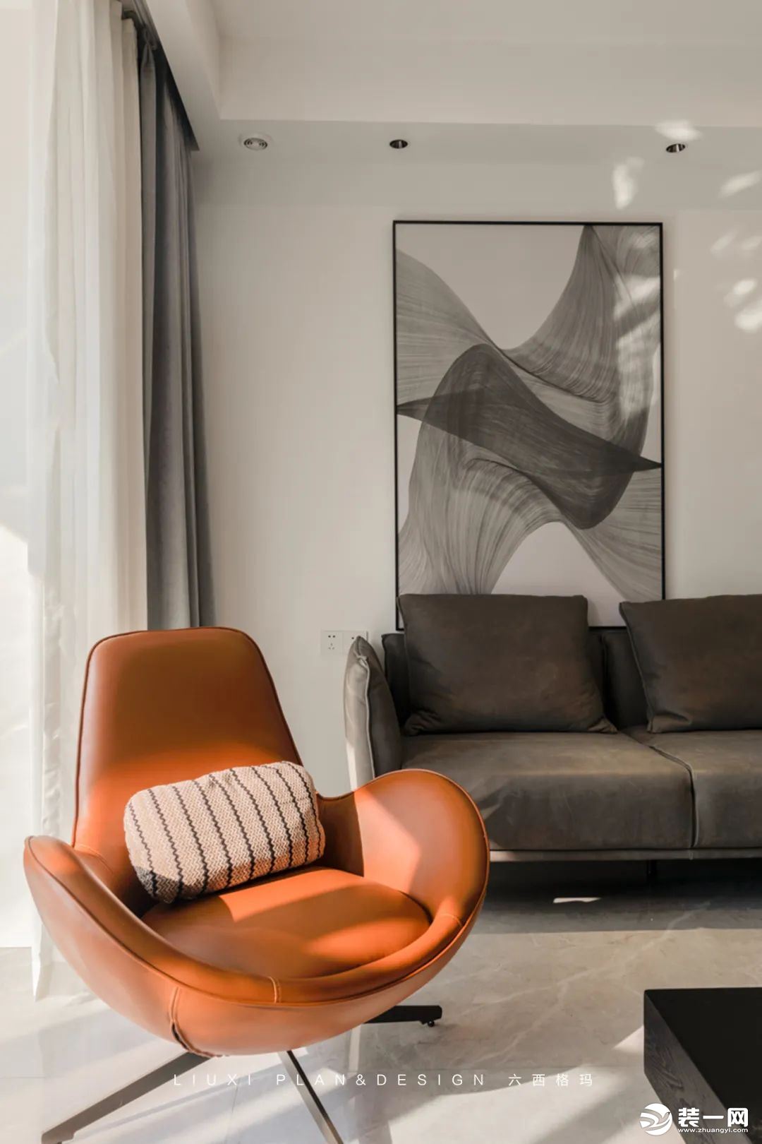 橙色的单椅赋予空间活力色彩，使得灰白空间更温暖。