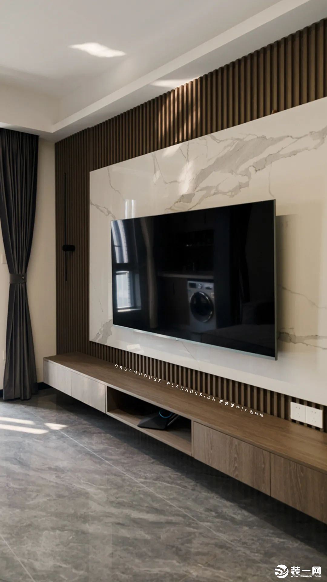电视墙采用经典的岩板+格栅+悬空柜的形式，电视柜悬空布局视觉更加轻盈，结合现在流行的木格栅，打造自然