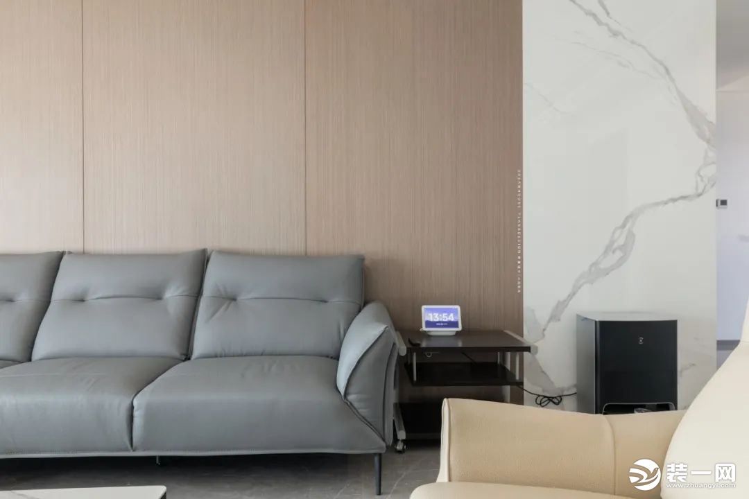 沙发背景墙做了木饰面+格栅线条+岩板的处理，恰到好处的比例使得空间整体更具有层次感。