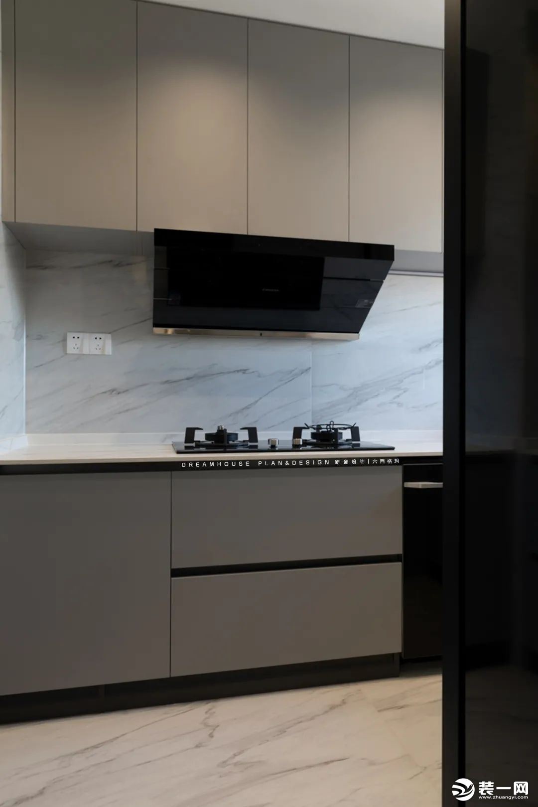 灰色的墙地砖以及同色系的橱柜，正是这样的搭配，让这个厨房显得与众不同，高级别致起来~ 操作台采用高低