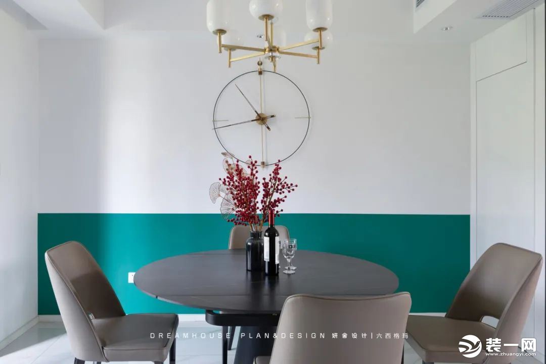 餐厅背景上白下绿，半墙主义是时尚美观、个性十足也是提升格调的简单好方法，绿色艺术涂料与客厅沙发背景保