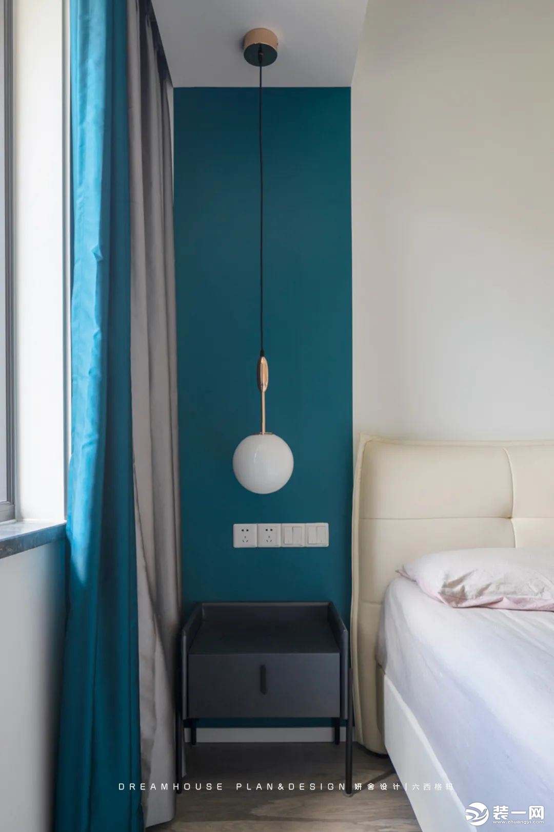 蓝色艺术涂料贯穿三个房间，除主卧外，另外两个房间也有用到。