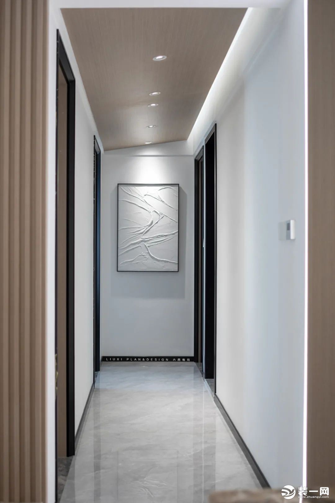 走廊尽头的抽象石膏画，在顶上射灯的照射下形成柔和的漫反射，提升空间整体气质。