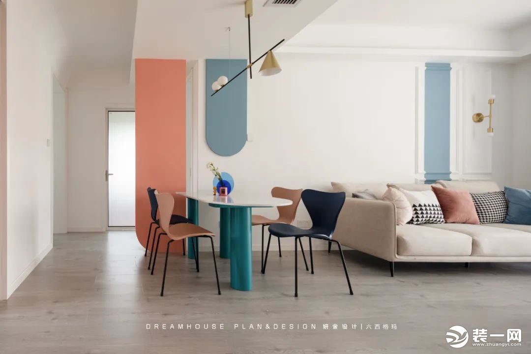 粉色+藏蓝色的蚂蚁椅，富有设计感的坐面曲线，特殊的弧度带来舒适的坐感体验。