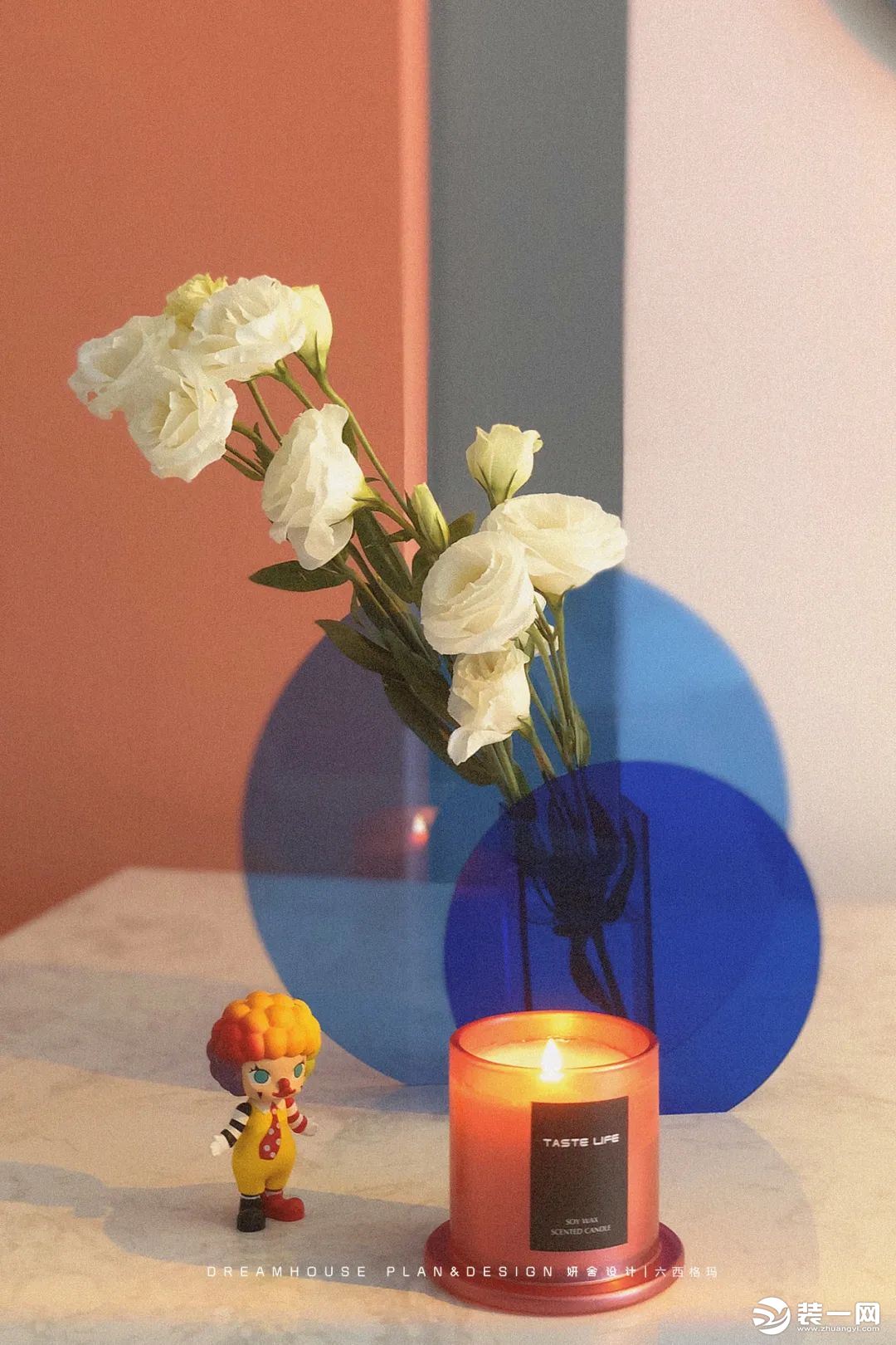 大理石餐桌旁边放上一盏落日灯，搭配鲜花、香薰蜡烛和小丑泡泡马特的摆件，展现独有浪漫的瞬间赋予餐厅浓郁