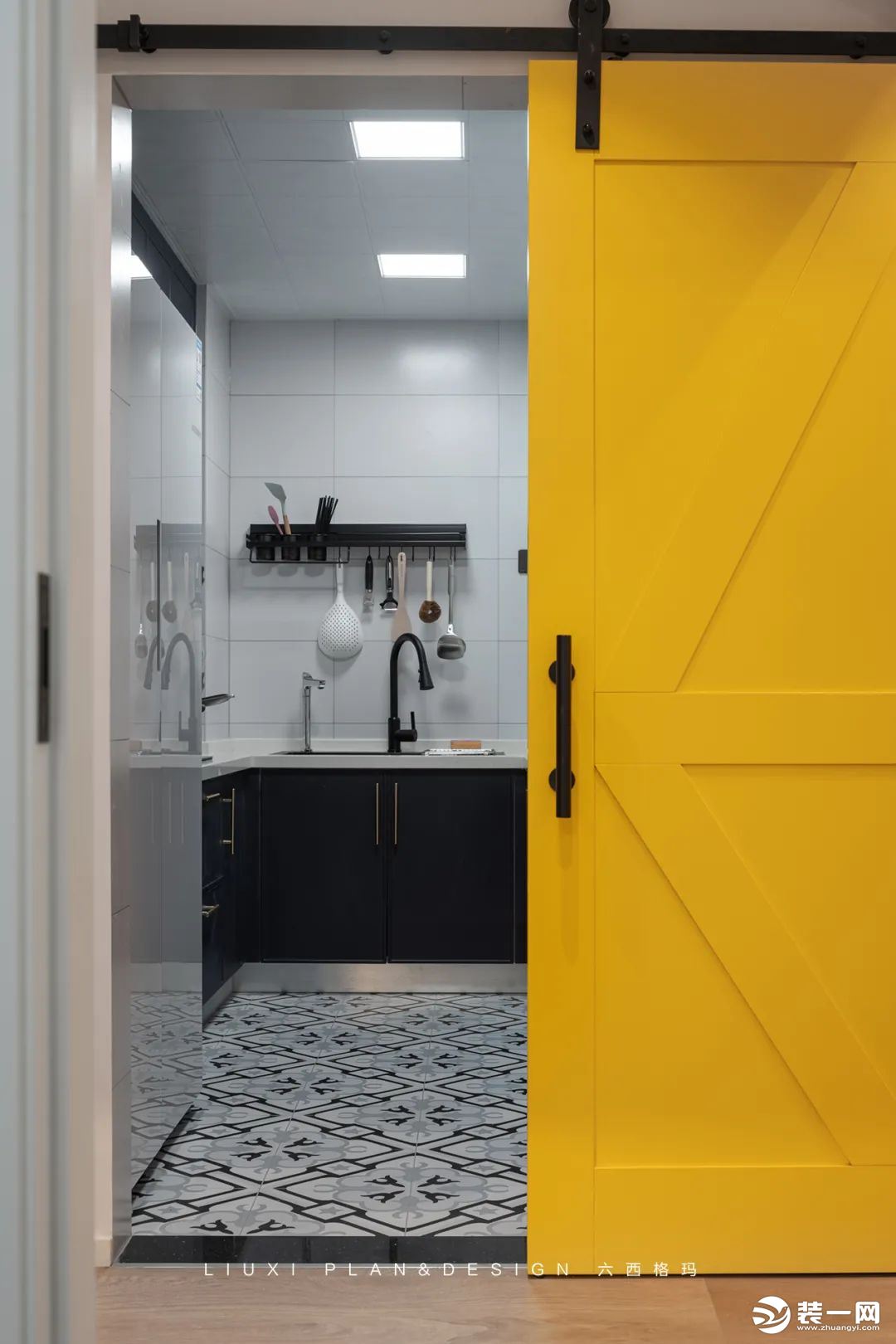黄色谷仓门后就是厨房，亮丽的黄色看起来特别醒目。厨房的面积不大，白色瓷砖装饰的墙面，配上定制的湖蓝色