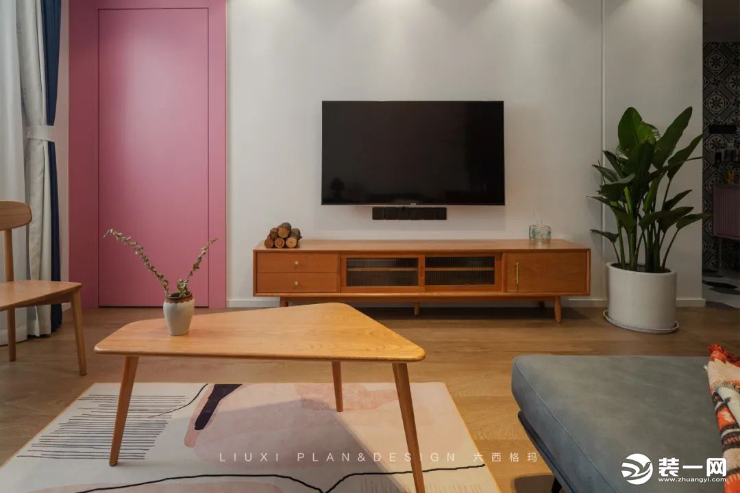 电视柜以它温润的色泽和细腻的触感，使得客厅的氛围变的更加融洽，电视柜的拉门采用了长虹玻璃，既能有效阻