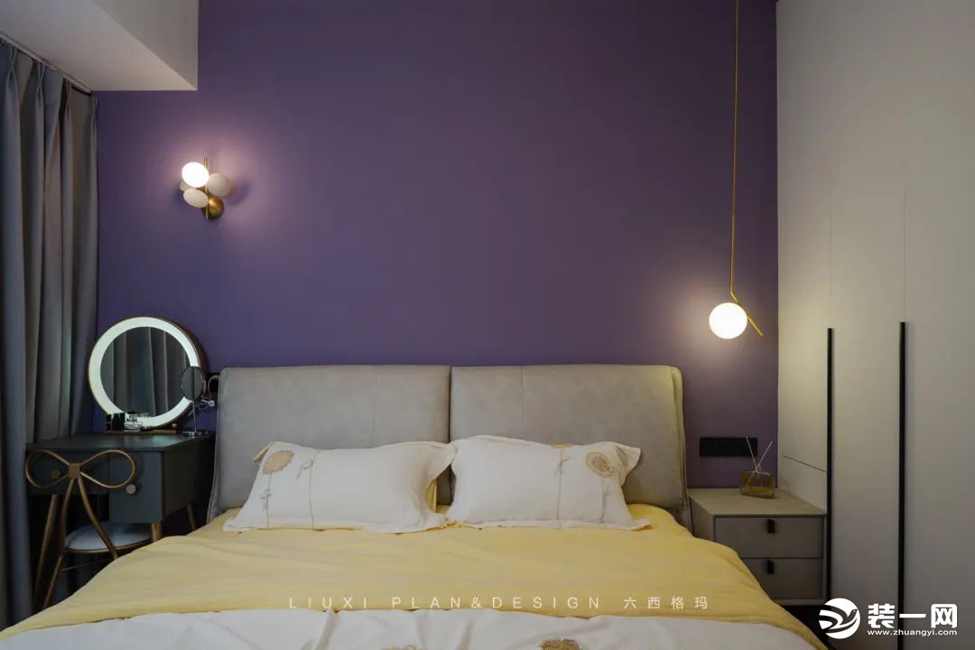 一进卧室，便被神秘而高贵的紫色包围，仿佛置身于薰衣草的海洋，白色的球形吊灯和壁灯，散发出柔和温暖的光