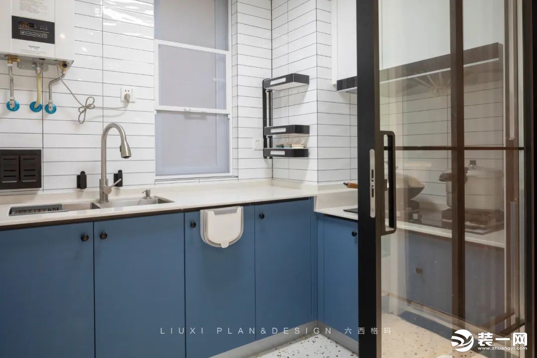 是谁来自山川湖海，却囿于昼夜，厨房与爱。将一抹深邃的蓝引入厨房，U型厨柜搭配白色小砖，清澈又浪漫。
