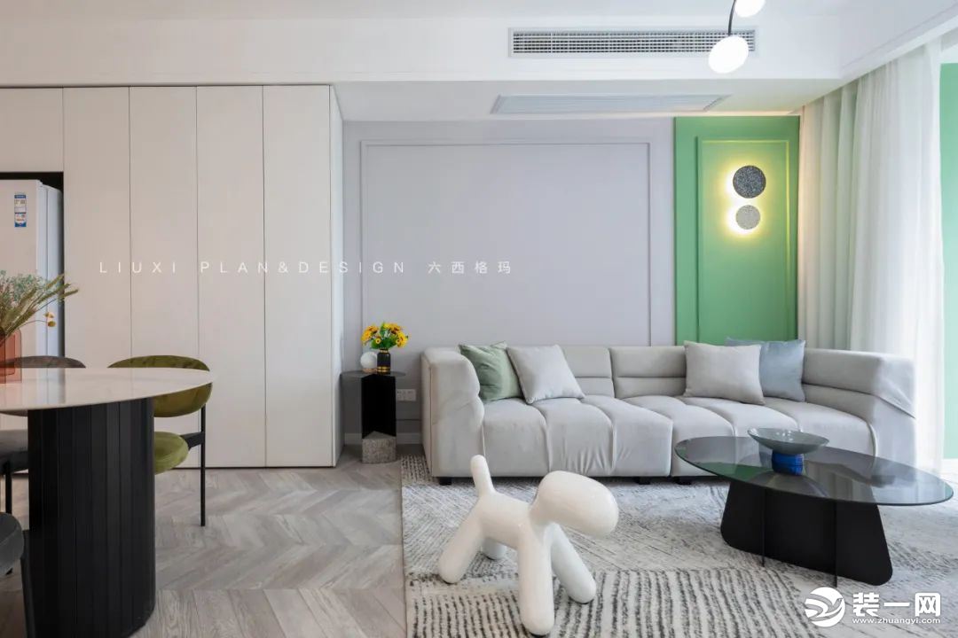 沙发背景墙的绿色乳胶漆，和电视柜相辅相成，配以石膏线条设计，生动立体又不失层次感。
