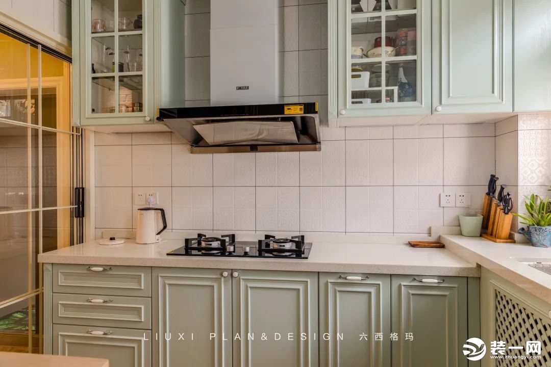 清新的薄荷绿橱柜，奠定了整个厨房舒爽、明净的基调。U形橱柜不仅实现了更高效便捷的操作动线，还创造了充