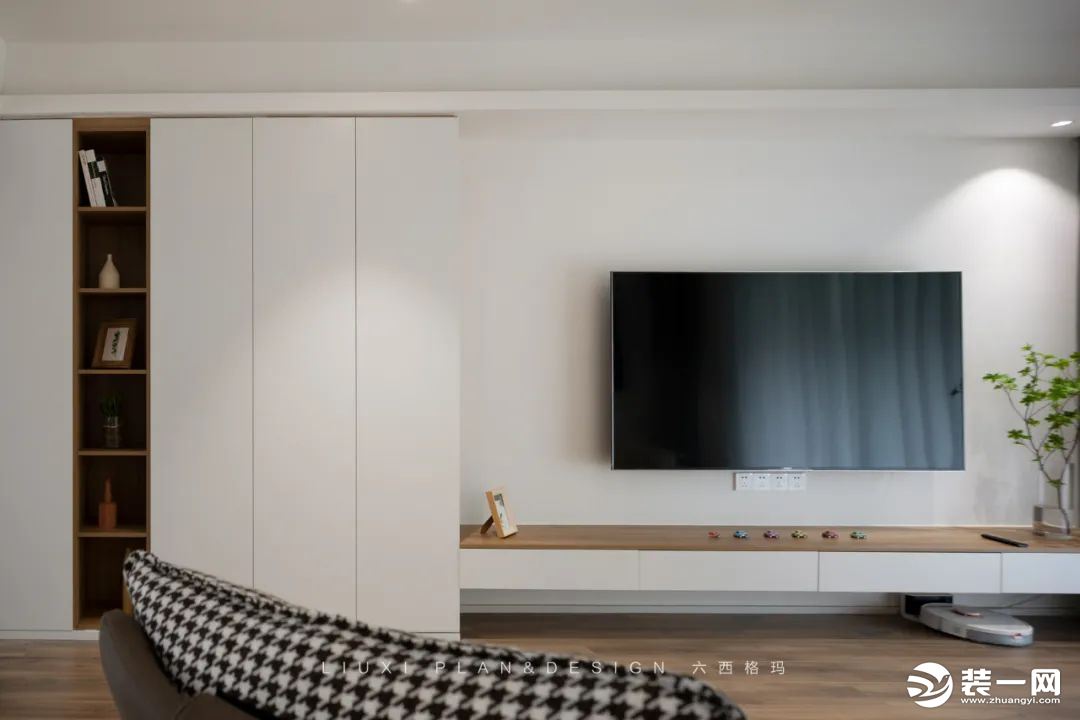 电视背景墙没有做太过于复杂的造型，白色的墙面简约纯净，具有很强的包容性，让家具和软装表现更出众。
