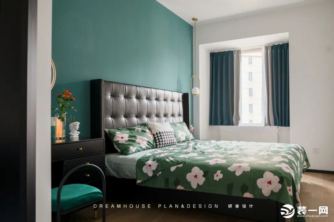 复古的绿色墙面配以化妆镜和精美的吊灯，展现出柔和清澈的画面，黑色床头靠背融入金色元素，搭配清新的小花