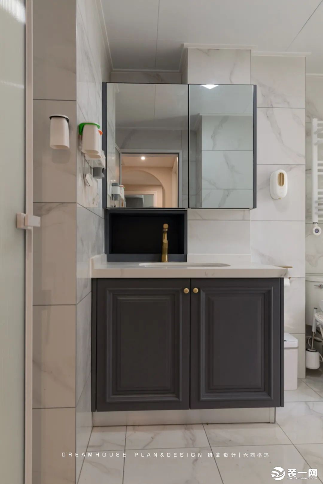 衛生間干濕分離，懸掛式浴室柜可以隔離地面濕氣，也避免了清潔死角。