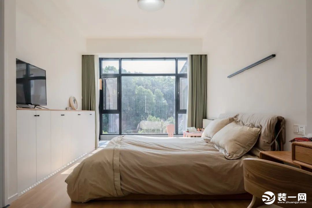 木质地板和落地窗的组合，让整个卧室看起来清爽干净~自然景致通过玻璃探进室内，让静柔舒缓的空间多一份俏