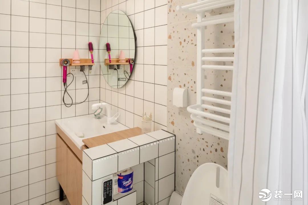 原木色浴室柜搭配白色台面，洗手台旁边，设了半堵矮墙隔断，高度比洗手台略高一些，起到阻挡的效果。