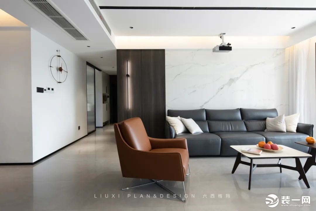 沙发背景墙采用深色KD板和白色岩板巧妙的衔接，搭配极简线性灯设计，整体简单却不失高级感！