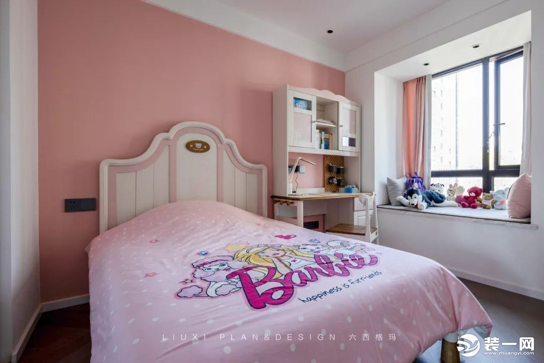 粉红色的墙面和床品温柔、明媚，塑造出一个浪漫又美好的空间。精致的公主床+充满童趣的书柜，既解决了孩子