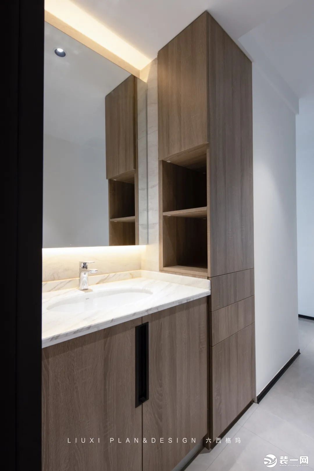洗漱台作为卫生间最常使用的区域，设计了L型浴室柜，轻松解决卫生间收纳问题，侧面开放式设计，放置平时需
