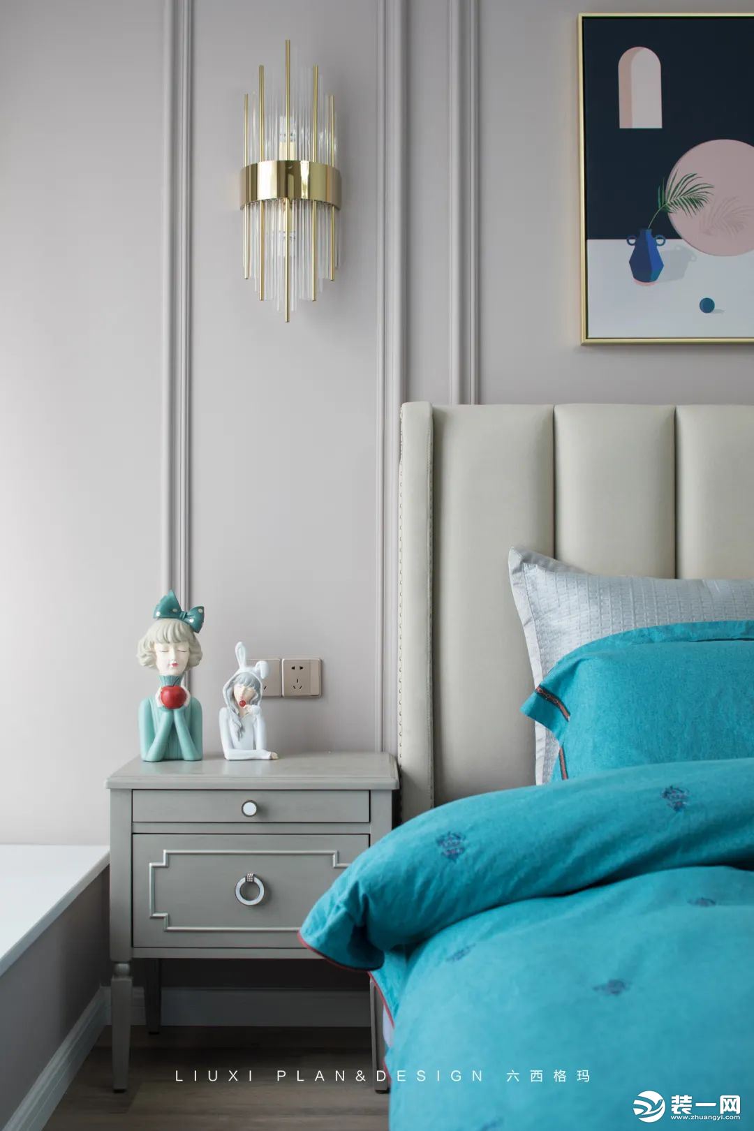 次卧的整体色调较为舒缓，长而窄的装饰画让浅灰墙面更有质感，中式风格的床头造型，搭配砖红与青蓝相间的床