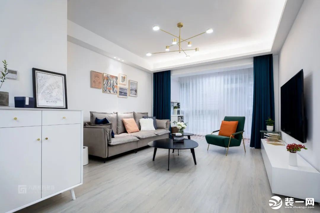 客厅以白色为基底，搭配木色地板、木色家具，清爽大方。在白色乳胶漆刷的电视墙里，整体空间显得简约舒适，