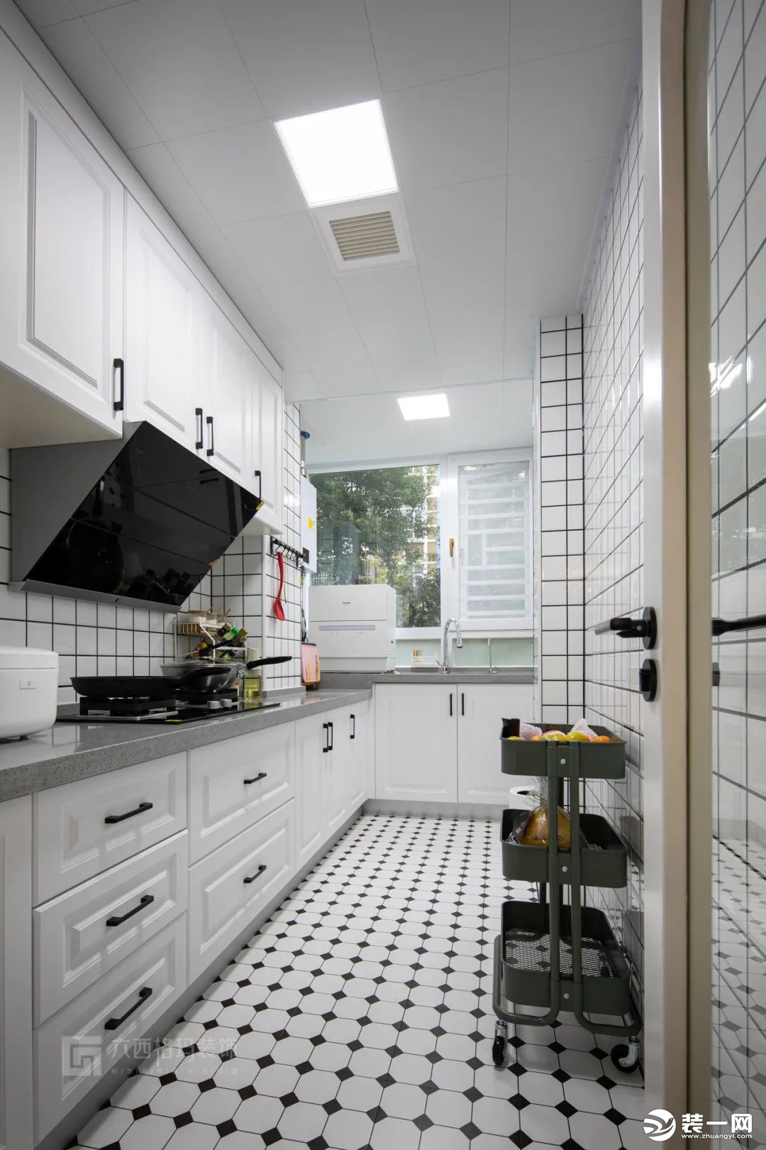 在L型的厨房布局里使用白色视觉上不压抑，显得更明亮宽敞。惬意的早晨，走进充满阳光的白色厨房里，心情瞬