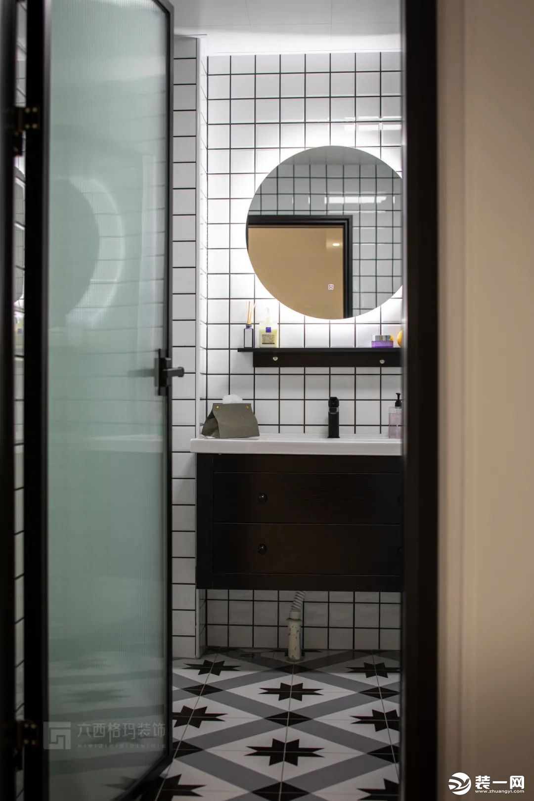 黑白配的卫生间，显得整个空间干净清爽，简洁利落。小白砖的墙面搭配一面圆形发光的浴室镜，时尚美观~