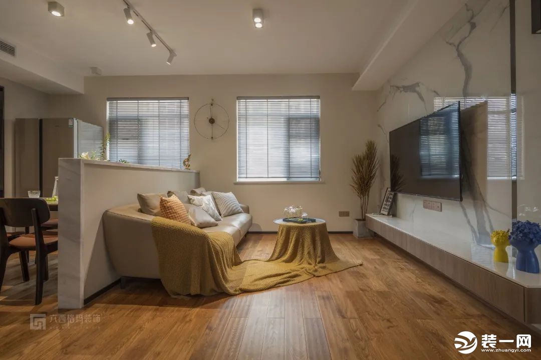 客厅，删繁就简，注重细节品质，地面通铺实木地板，自然朴实的木质感让家里显得更为温馨。