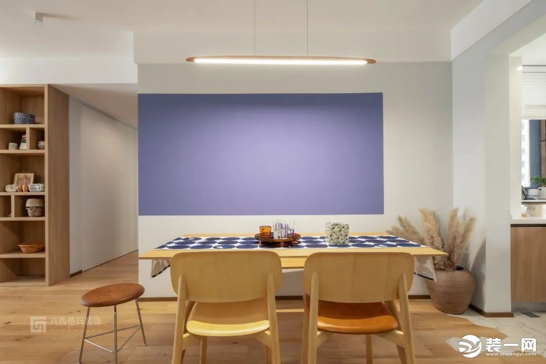 餐厅延续客厅的整体基调，背景同客厅沙发墙一样，灰色交织的蓝色梦境，想不美都”蓝“。