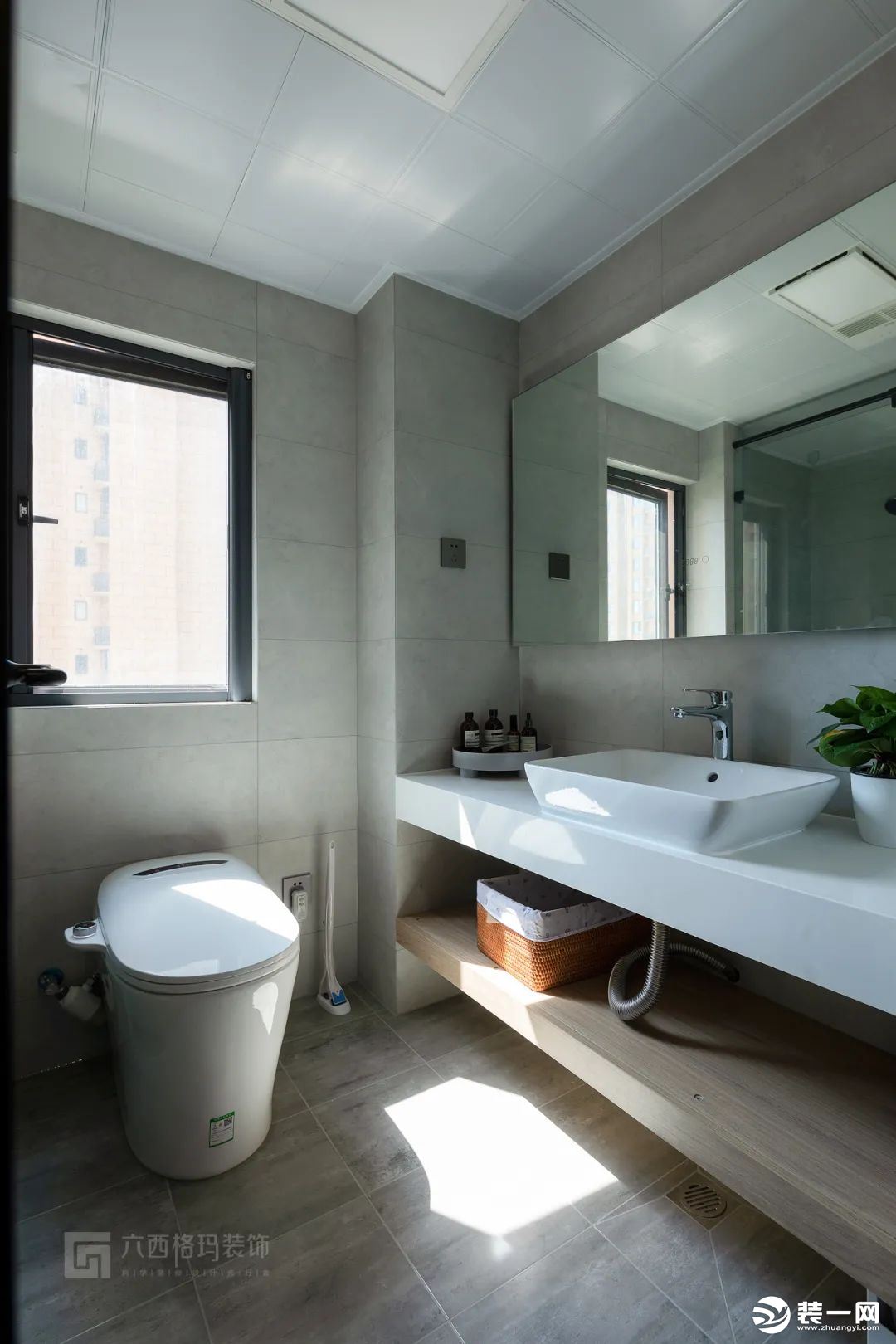 卫生间没有选浴室柜，而是定制了原木色隔板，底部悬空减少卫生死角。