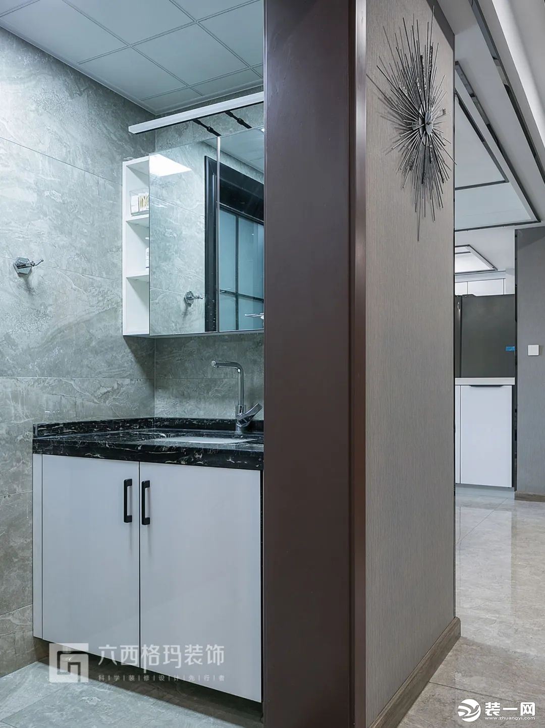 卫生间干湿分离，洗手台外置，灰色的墙地砖，看起来整体感非常强。浴室柜底部留空，清洁便利防止水的腐蚀，