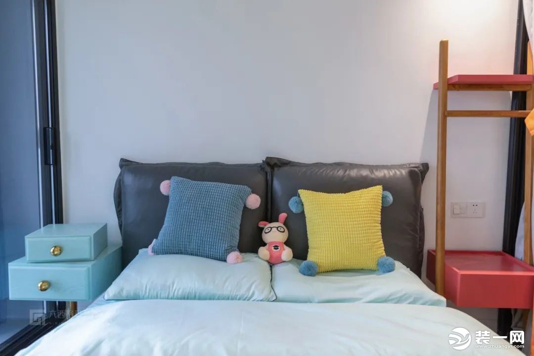 床头柜红绿配的大胆设计，一左一右，简单而个性，让整个卧室别有韵味~