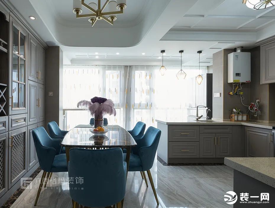 长条形的大理石餐桌搭配宝蓝色的餐椅，精致有格调，彰显出屋主对生活品质的追求。