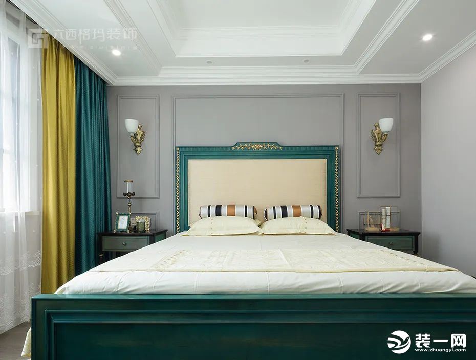 暖灰色的卧室墙面，用石膏线条进行装饰的床头背景墙，充满高级感的墨绿色床搭配米黄色的软包床靠，整体端庄