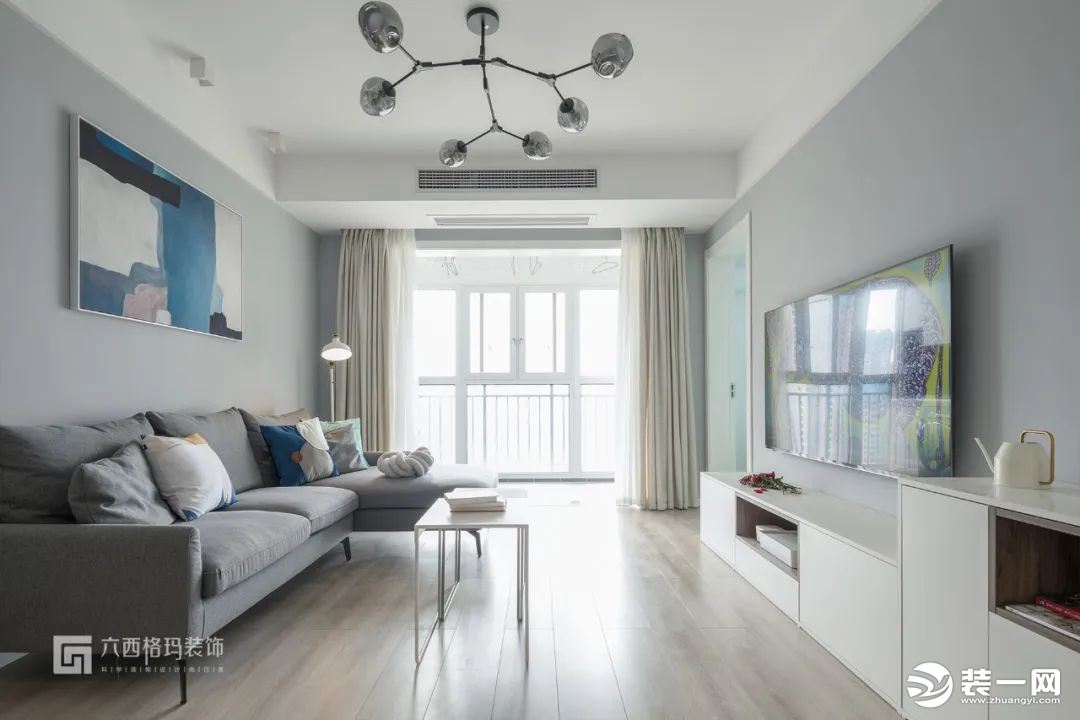 整個客廳以簡潔自然的淺灰色和白色為主色調，搭配上舒適的北歐風家具和軟裝，把整個家變得更加舒適和輕松，