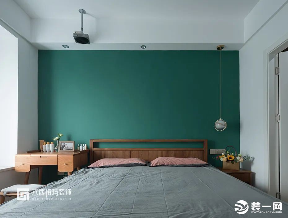 綠色，無形之中就被帶上了春天的標簽，將綠色帶入臥室，營造出與自然共存的生活空間。木色地板和家具的質感