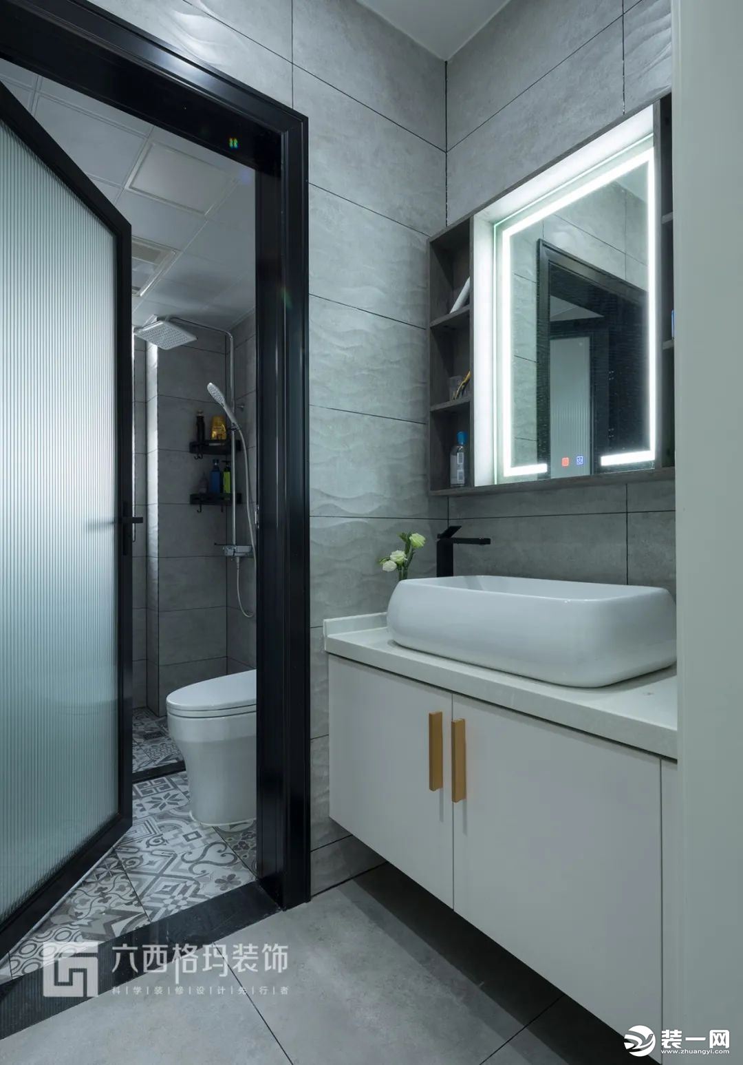 墻面上波浪形的瓷磚也是空間中的一大亮點，對稱式的浴室鏡柜，中間鏡柜，兩邊鏤空的做法，收納更靈活。