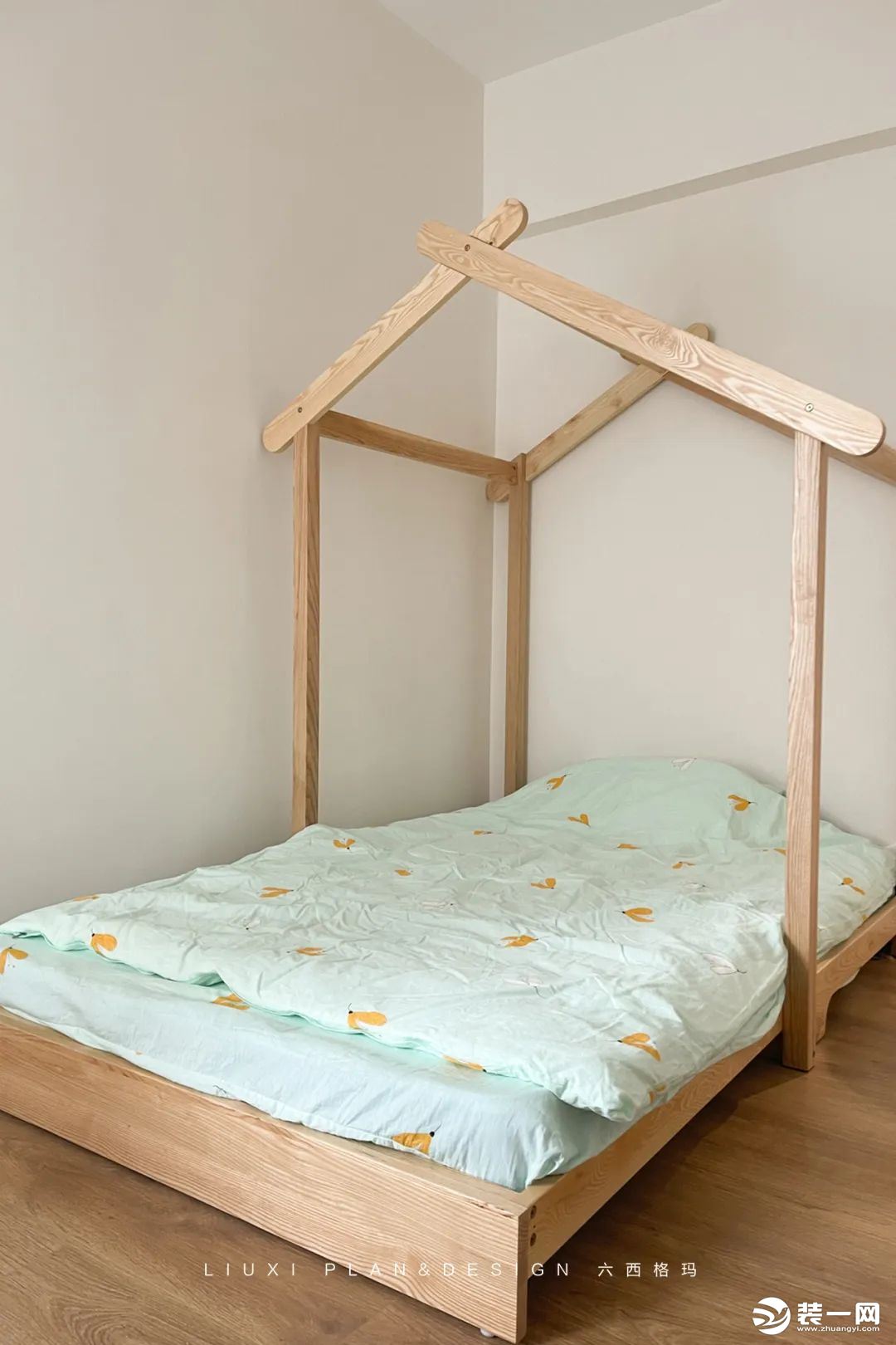实木冰棍床造型别致，搭建出一个安全感满满的睡眠空间