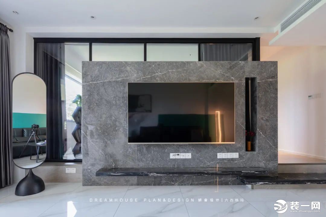 大理石装饰的电视背景墙是客厅一大亮点，利用半高电视墙隔断，不做到满的格局分界，保留空间宽适度