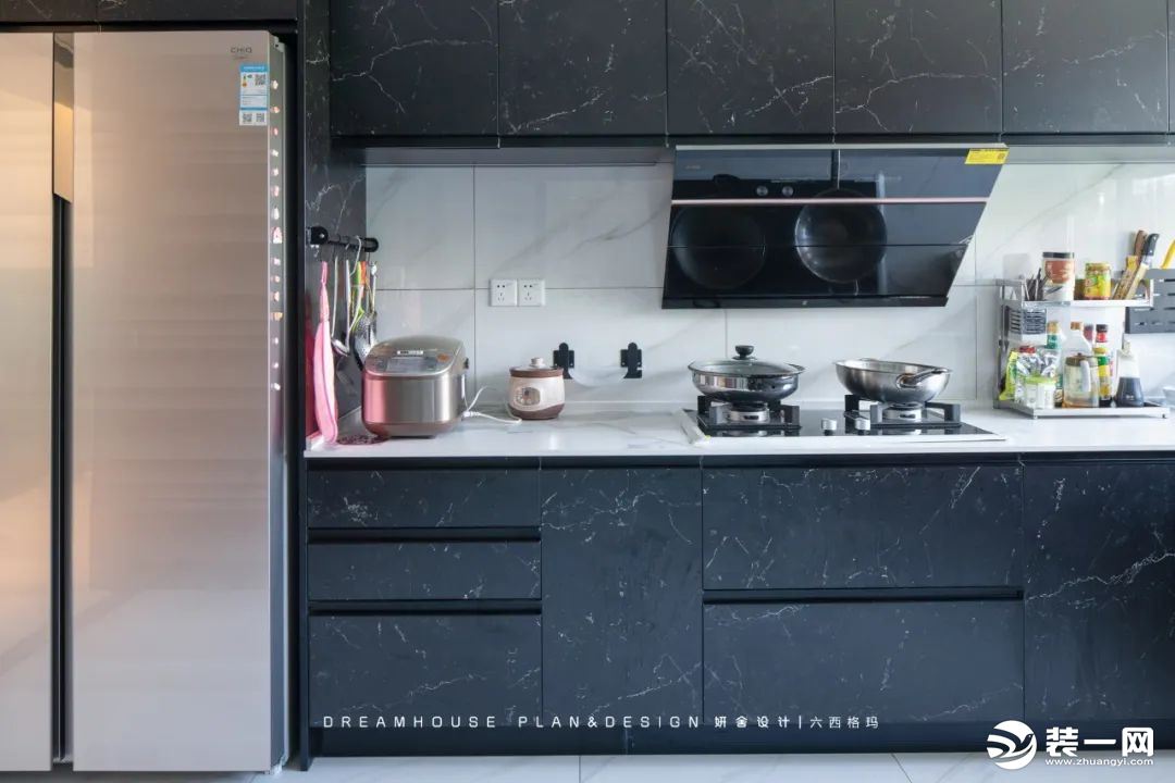 既想要开放式厨房又不想被油烟困扰，可开可合的厨房才是最优解！半开放式厨房设计，灰白色的石纹墙砖与台面