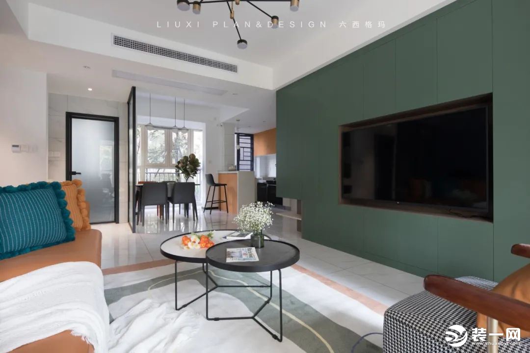 带有独特韵味的松花绿电视背景墙和鞋柜一体式结合，不但收纳能力惊人，颜色也非常俏皮活泼！