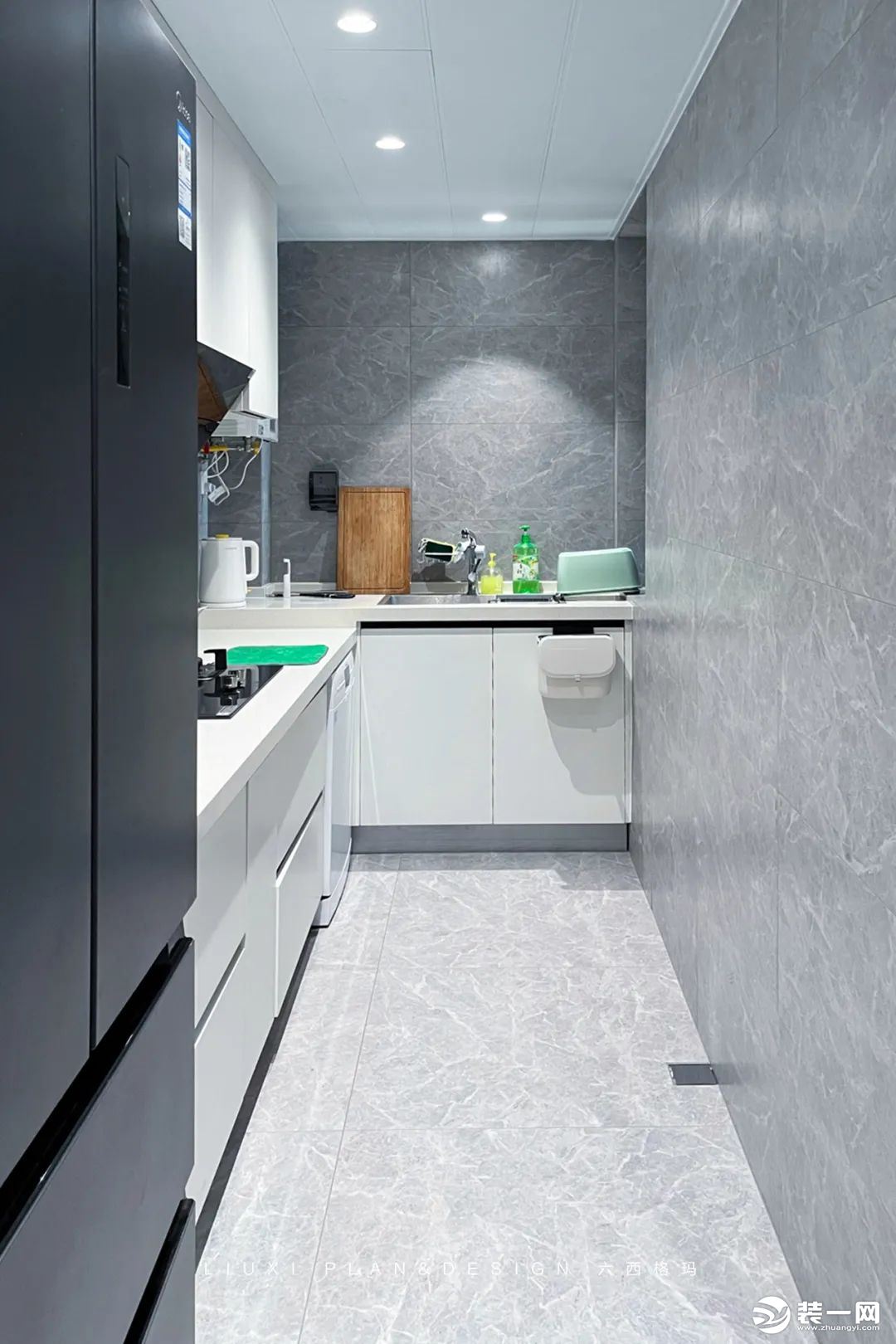 L形格局非常适合这种瘦长型厨房，能让烹饪者的操作过程便利化和快捷化。灰色地砖+白色橱柜，质感尽显。双