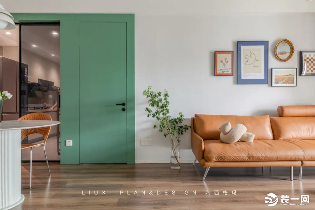 因为客厅的墙面有多个房间的通道，于是，设计师将主卧门做了隐形处理；清新的绿色调在空间延伸，释放出满满