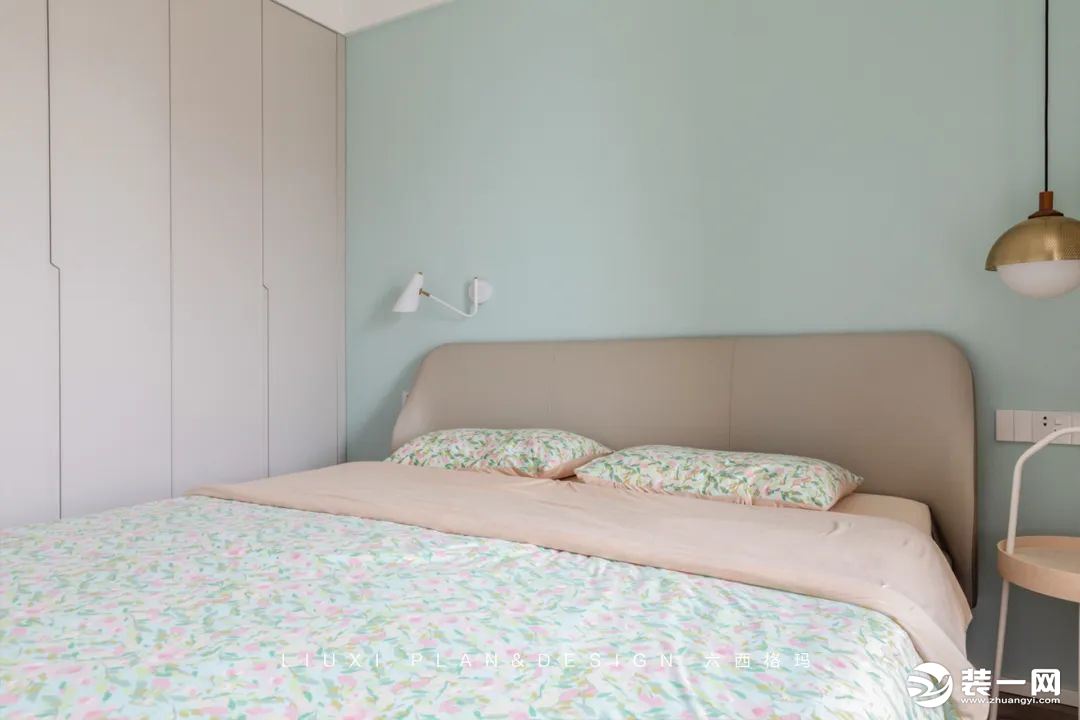 薄荷绿墙面搭配粉绿色床品，营造出一个清新、恬适的睡眠空间