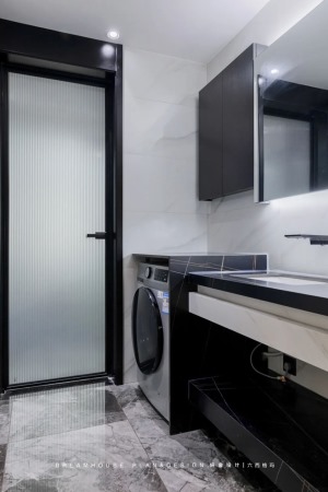 次卫装了黑边框长虹玻璃门，透光不透人。洗衣机和洗手台依据人机学，做了高低台面设计，使用起来更舒适。墙