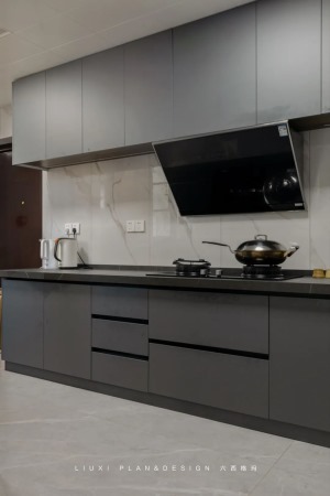 灰色系设计的厨房空间，不仅更加的耐脏，视觉效果也特别的漂亮、大气。